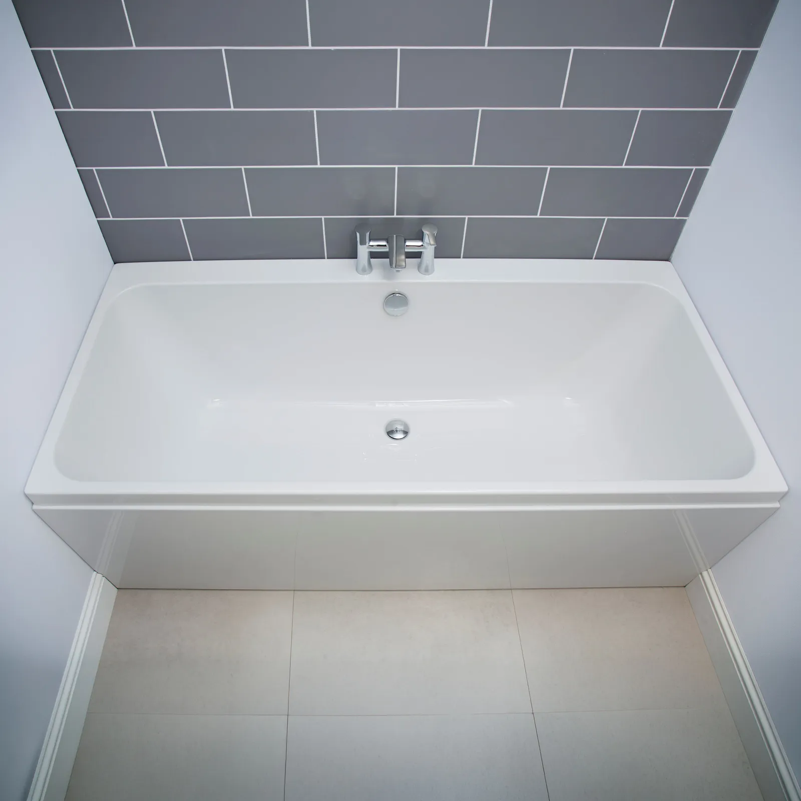 Profile Thin Rim Double Ended Bath with Legs 1700x700mm DE in White Gloss - photograph 2